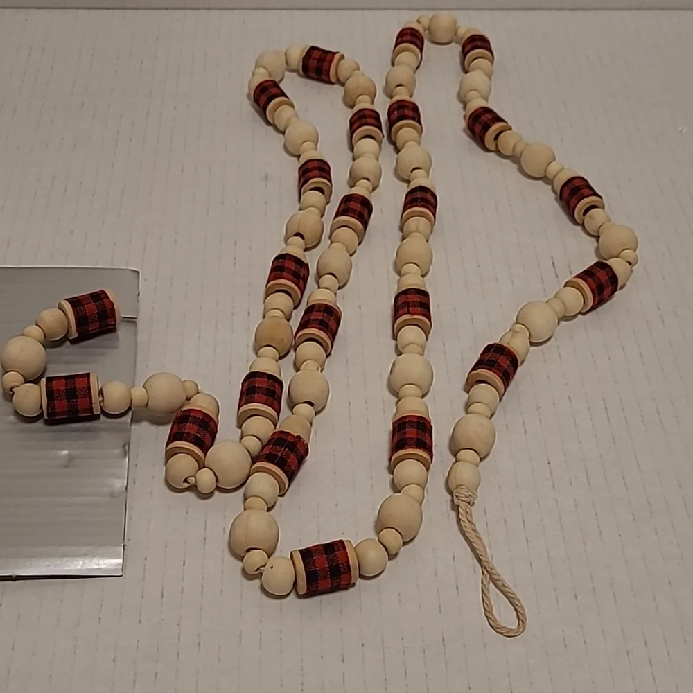 NWOT Holiday Time Natural Wood and Plaid Bead Garland